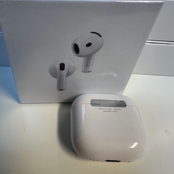 Apple White Earbuds with Charging Case